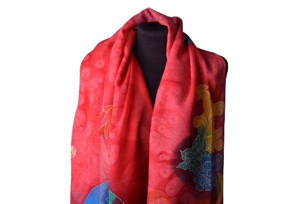 Šátek v červené barvě s malovanými ornamenty SA335