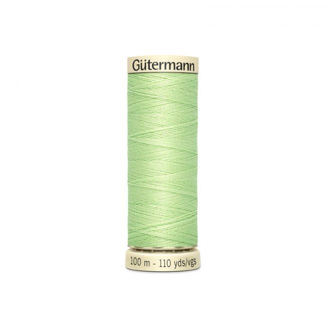 Univerzální šicí nit Gütermann v světle zelené barvě 152