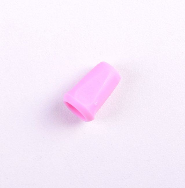 Plastová koncovka na šňůrky v růžové barvě K-B10-1480-138