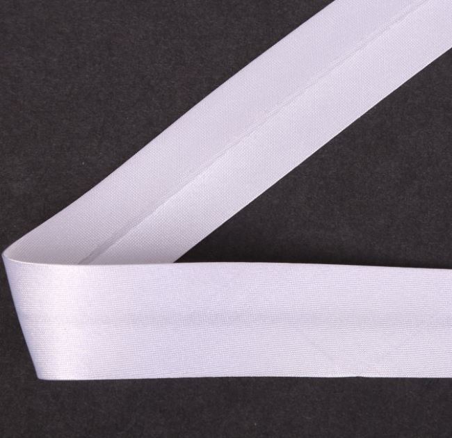 Šikmý saténový proužek v bílé barvě 20mm K-GM0-0120-101