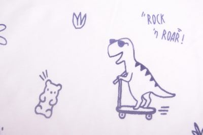 Bavlněný úplet ve smetanové  barvě s potiskem dinosaurů a textů TU26453 (2)