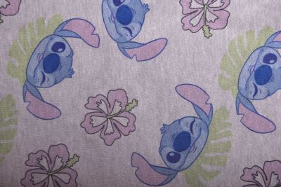 1 m bavlněného úpletu v šedé barvě s pohádkovou postavou Stitch DS-KUP126
