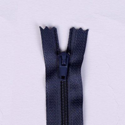 Spirálový zip tmavě modré barvy I-3S0-16-330