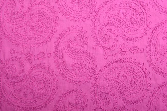 Jemná látka v růžové barvě s vyšitým vzorem ornamentů TQ11503-170C