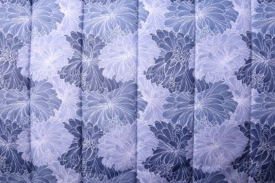 Prošev s digitálním potiskem šedo modrých květin s ozdobným prošitím a podšívkou PL-NL-415