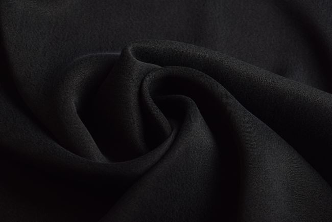 Cupro s příměsí bavlny v černé barvě s krešovaným vzhledem QT006