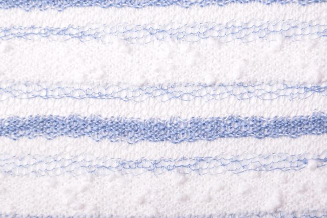 Letní pletenina v bílé a modré barvě s motivem pruhů PAR201