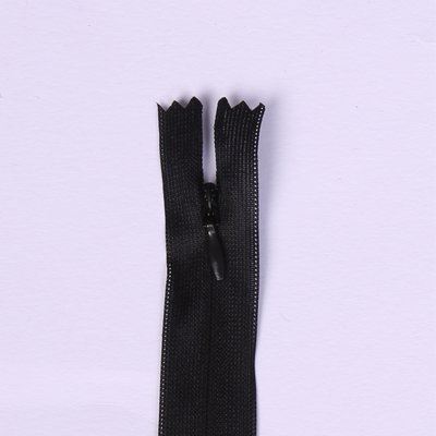 Skrytý zip černé barvy 25cm I-3W0-25-332