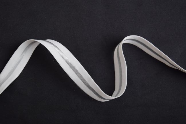 Ozdobná guma v bílé barvě se stříbrným pruhem KH017