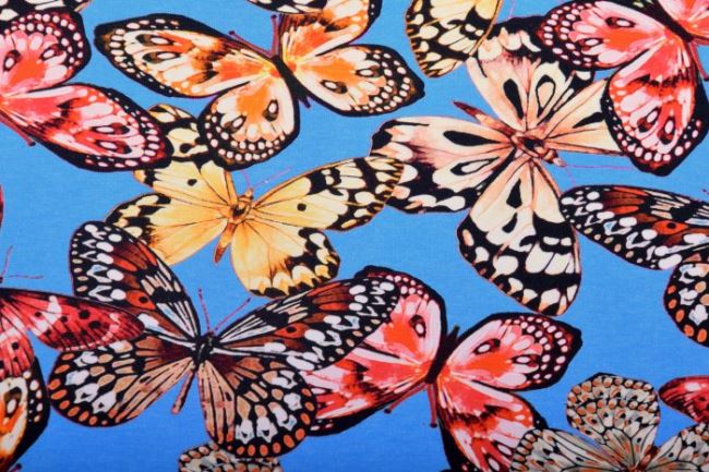 Bavlněný úplet v modré barvě s digitálním potiskem motýlů 10641/004