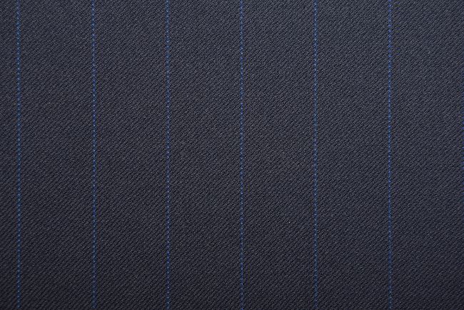 Obleková látka v tmavě modré barvě s jemnou proužkou TI400