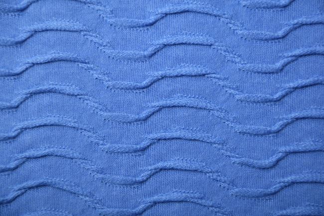 Úplet v modré barvě s plastickým vzorem vln PAR78