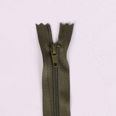 Spirálový zip v khaki barvě 18cm I-3C0-263