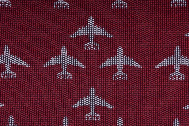 Úplet v červené barvě s motivem letadel PE336