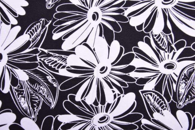 Viskózový úplet v černé barvě s bílými květy 11241/069