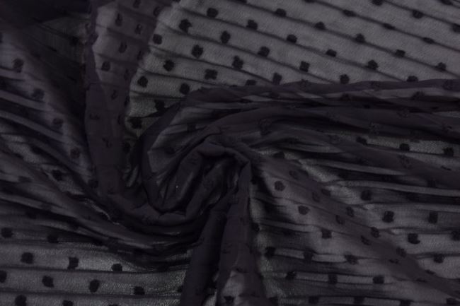 Šifon v černé barvě s plisováním a puntíky 129.946/5001