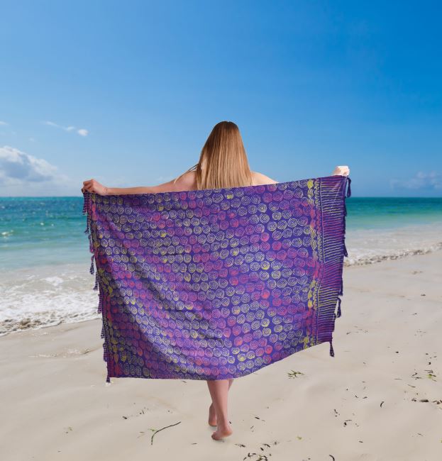 Pareo/sarong z Bali s kokosovou sponou ve fialové barvě s potiskem ozdobných kol BALI56