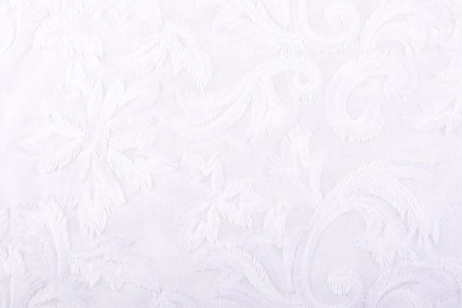 Bavlněná látka v bílé barvě s výšivkou ornamentů 129.950/5003