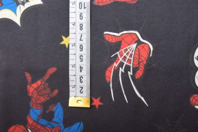 1 m bavlněného úpletu v tmavě šedé barvě s potiskem Spider-Man DS-KUP155 (1)