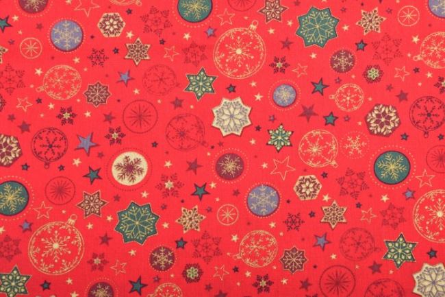 Vánoční látka z bavlny v červené barvě s vánočním potiskem hvězd a ozdob 12716/015