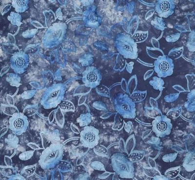Bavlněná látka s batikovaným vzhledem s plastickým vzorem vyšitých květů 22914/650