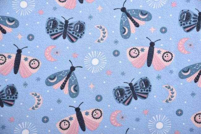 Bavlněný úplet v modré barvě s potiskem malovaných motýlků 16627/003