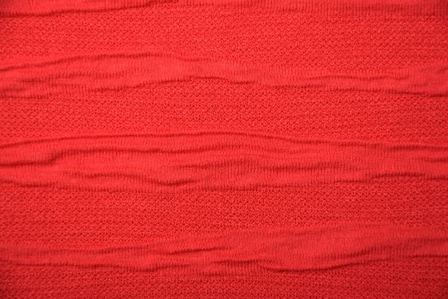 Úplet v červené barvě s plastickým vzorem pruhů PAR69