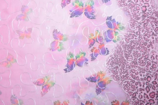 Šifón v růžové barvě se vzorem motýla a vyšitých ornamentů PT76