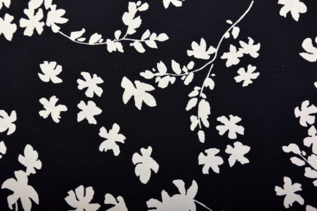 Halenkovina v černé barvě s potiskem smetanových květin Q11402-019