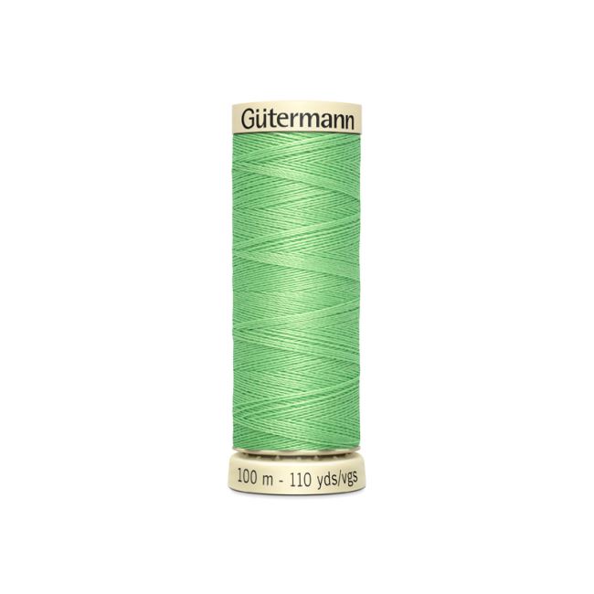 Univerzální šicí nit Gütermann v zelené barvě 154