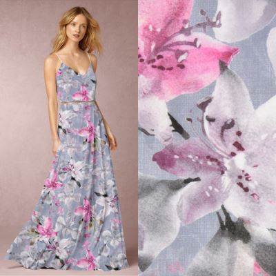 Umělé hedvábí Silky v šedé barvě s digitálním potiskem květin Z026 Umělé hedvábí Silky v šedé barvě s digitálním potiskem květin Z026