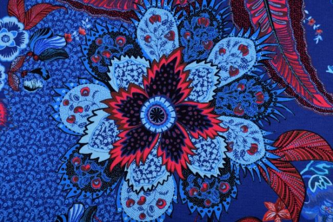 Viskózový úplet v modré barvě s květy a pruhy 04590/488