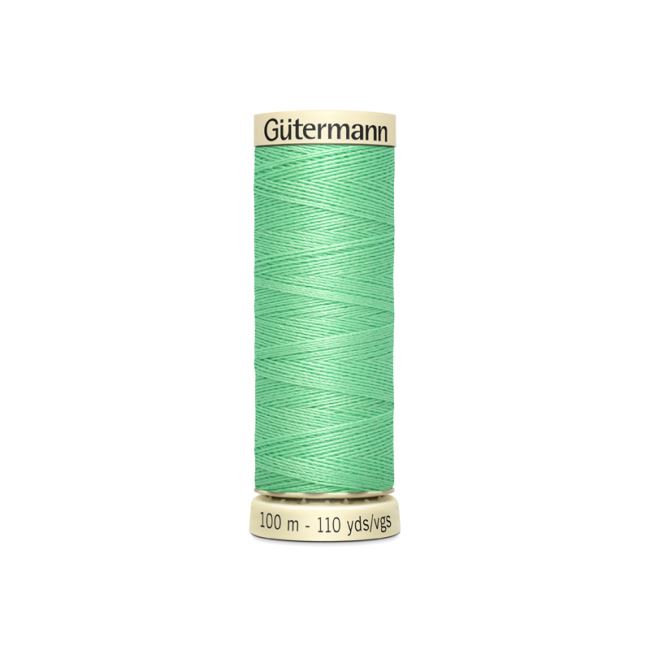 Univerzální šicí nit Gütermann v jasně zelené barvě 205