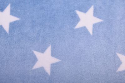 Wellness fleece ve světle modré barvě se vzorem hvězdiček S2458R-3685 (1)