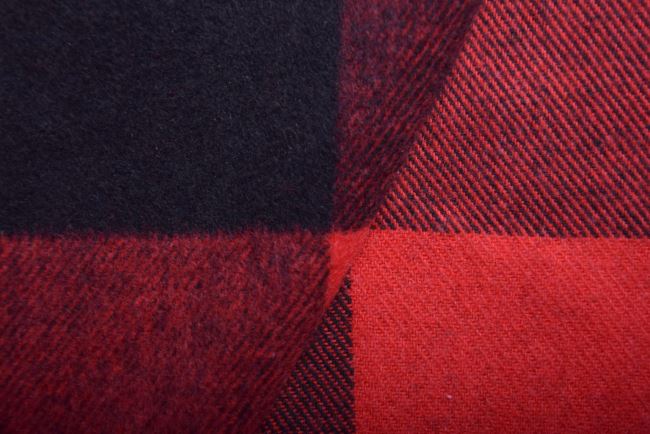 Kabátová látka s tkaným vzorem červené kostky 18041/015