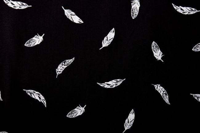 Popelín v černé barvě s bílými peříčky KC0388-269