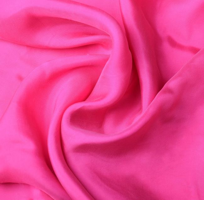 Cupro v sytě růžové barvě s leskem QT40735