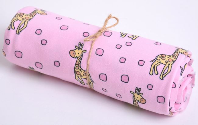 Rolička bavlněného úpletu v růžové barvě s potiskem žiraf RO17662/012