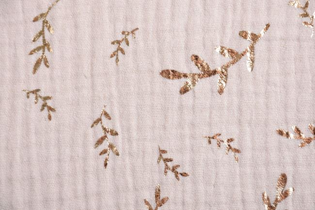 Mušelín v béžové  barvě s potiskem zlatých větviček 181412