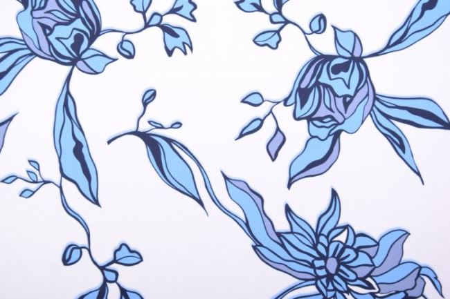 Halenkovina v bílé barvě s modrými květy Q11402-059