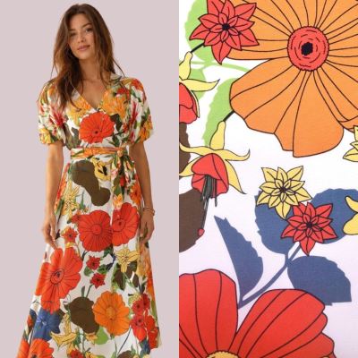 Viskózová látka v bílé barvě s potiskem květin TF557