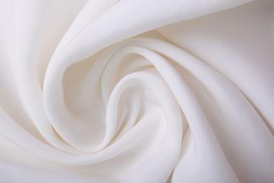 Cupro s příměsí viskózy ve smetanové barvě s ndechem béžové barvy Q189