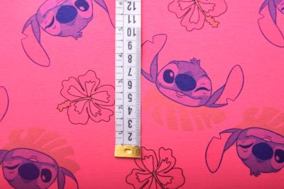 1 m bavlněného úpletu v růžové barvě s pohádkovou postavou Stitch DS-KUP157 (1)