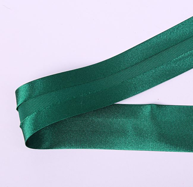 Šikmý saténový proužek v zelené barvě 25 mm K-GM0-012520-144