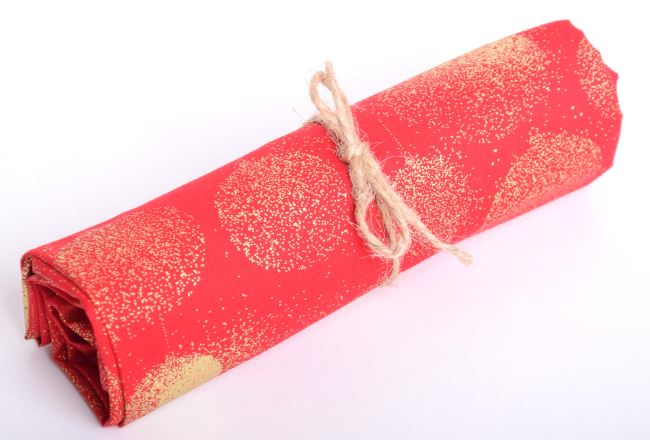 Rolička vánoční bavlny v červené barvě s potiskem zlatých ozdob RO18738/015