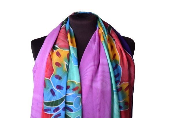 Šátek ve fialové barvě s tropickými květy SA330