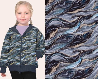 Softshell v modré barvě s digitálním potiskem barevných vln 20426/006 Softshell v modré barvě s digitálním potiskem barevných vln 20426/006