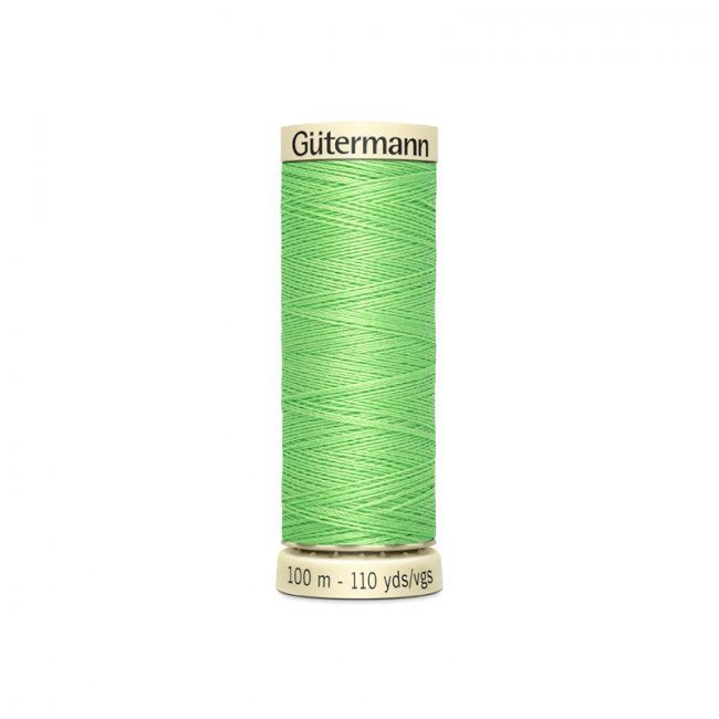 Univerzální šicí nit Gütermann v světle zelené barvě 153