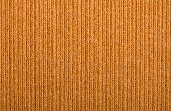 Počesaná melírovaná pletenina v hořčičné barvě 201740.5010