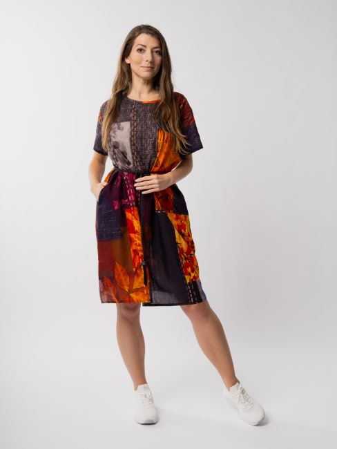 Letní volné šaty s potiskem barevných listů SAT33